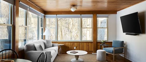 Smart TV, fireplace, table tennis