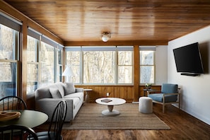 Smart-TV, Kamin, Tischtennisplatte