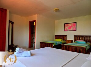 Habitación cuádruple Confort, 1 habitación | Muebles diferentes, wifi gratis y ropa de cama 