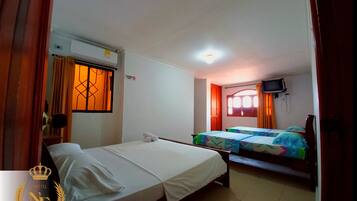 Habitación cuádruple Confort, 1 habitación | Muebles diferentes, wifi gratis y ropa de cama