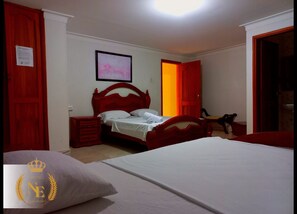 Habitación cuádruple Confort, 1 habitación | Muebles diferentes, wifi gratis y ropa de cama 