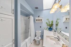 Dusj, hårføner, håndklær og såpe