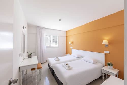 Chambre familiale | Bureau, accès au Wi-Fi (inclus), literie fournie