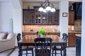 Dining - Pebble Cove - Pool, Spa, & Near Zion (Washington)