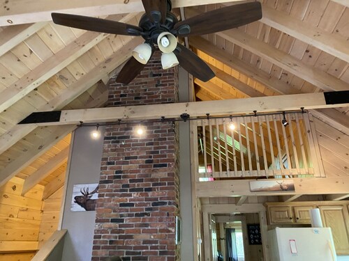 Log cabin~hiking, hunting, skiing, with direct snowmobile trail access.