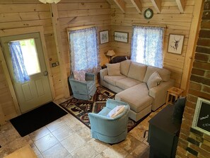 Smart TV, fireplace - Log cabin~hiking, hunting, skiing, with direct snowmobile trail access. (Upton)