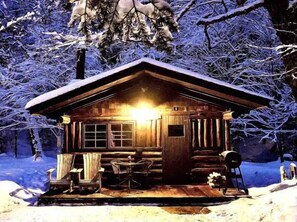 Outdoor dining - Rustic Log Cabin #1 - "Rustic Retreat" (Lisbon)