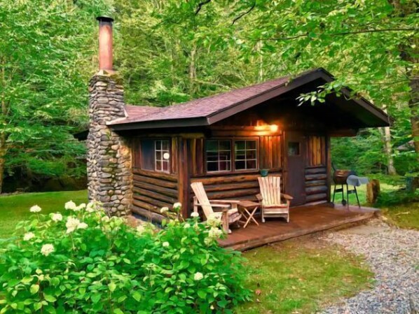 Exterior - Rustic Log Cabin #1 - "Rustic Retreat" (Lisbon)