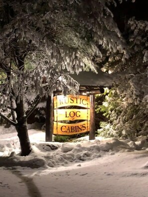 Property grounds - Rustic Log Cabin #2 - "Peaceful Oasis" (Lisbon)