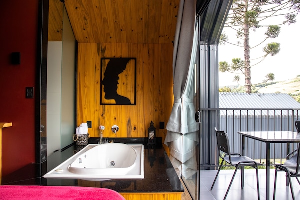 Cabaña de lujo, hidromasaje, vista a la montaña | Baño | Secadora de cabello, toallas, jabón, shampoo