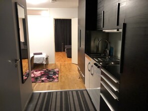 Casa, 2 camas individuales | Cocina privada | Refrigerador, microondas, parrilla de estufa y tetera eléctrica 