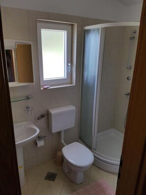 Dusche, Haartrockner, Handtücher