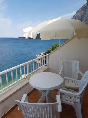 Outdoor dining - Apartments Jereb - One Bedroom Apartment with Balcony and Sea View (Stela) (Podgora)