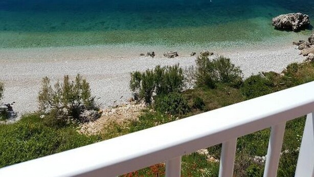 På stranden