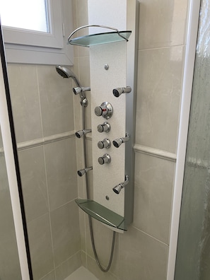 Dusche, Haartrockner, Handtücher, Seife