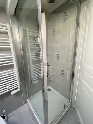 Dusj, hårføner, håndklær og såpe