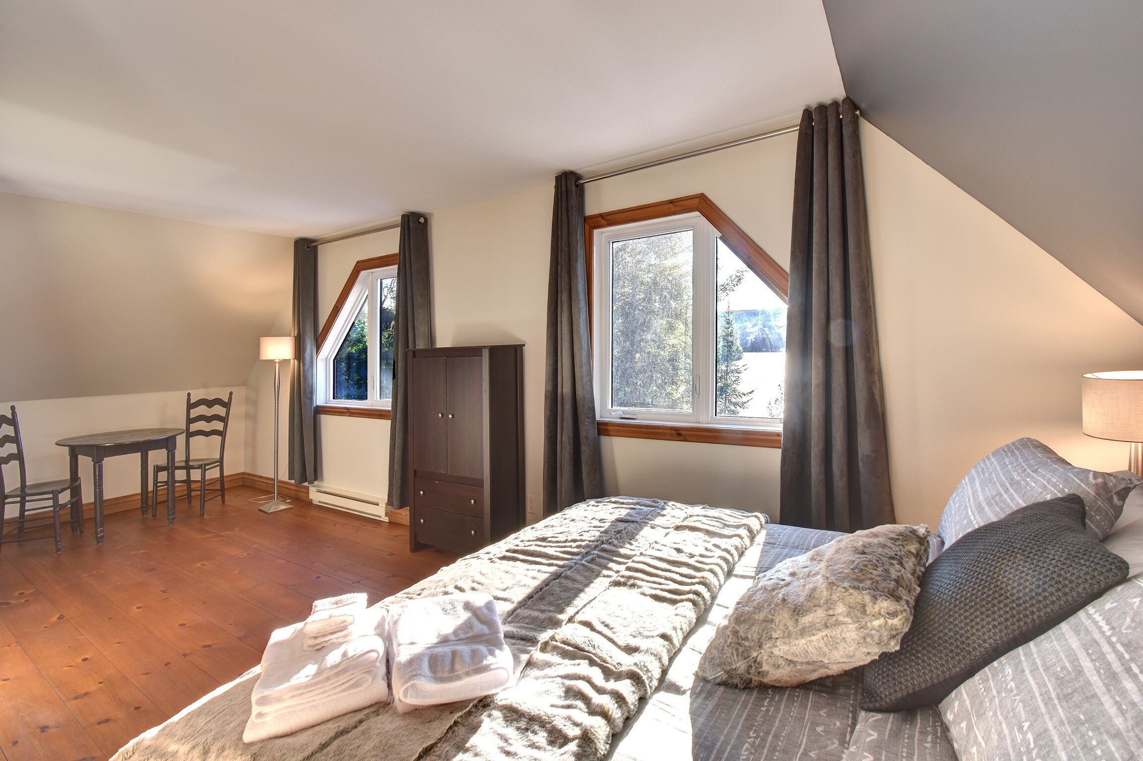 Chalet En Bois Rond Avec Spa, Sauna Et Hammam - Laurentides