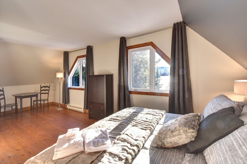 Chalet En Bois Rond Avec Spa, Sauna Et Hammam - Laurentides