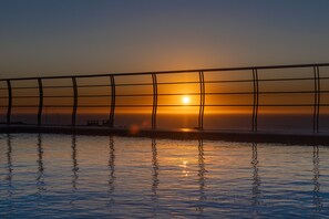 Piscine extérieure (ouverte en saison), chaises longues