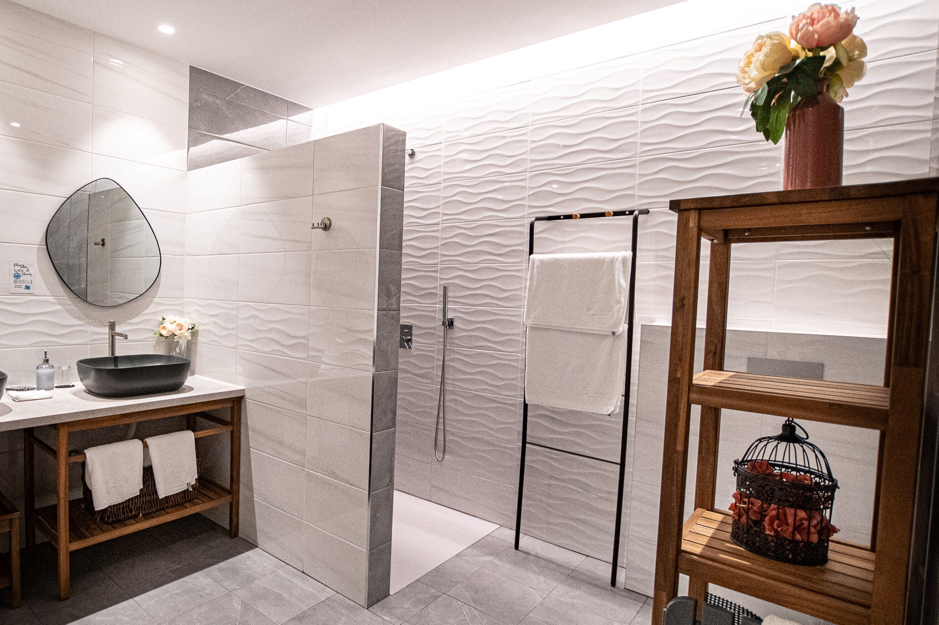 Habitación doble superior, 1 cama de matrimonio grande, no fumadores, baño privado | Baño | Ducha, secador de pelo, suelo radiante y toallas