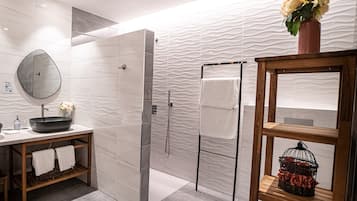 Habitación doble superior, 1 cama de matrimonio grande, no fumadores, baño privado | Baño | Ducha, secador de pelo, suelo radiante y toallas