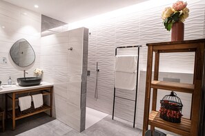 Habitación doble superior, 1 cama de matrimonio grande, no fumadores, baño privado | Baño | Ducha, secador de pelo, suelo radiante y toallas