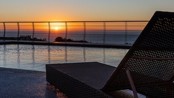 Seasonal outdoor pool, sun loungers