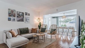 Living area - Relaxed 3BR retreat w/ heated pool & patio (Clearwater)
