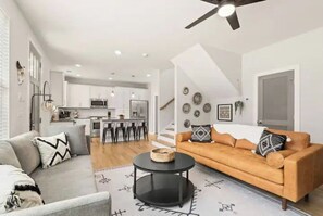 Smart TV - Nash Country Cowboy | Only 1.4mi to Broadway & DT (Nashville)