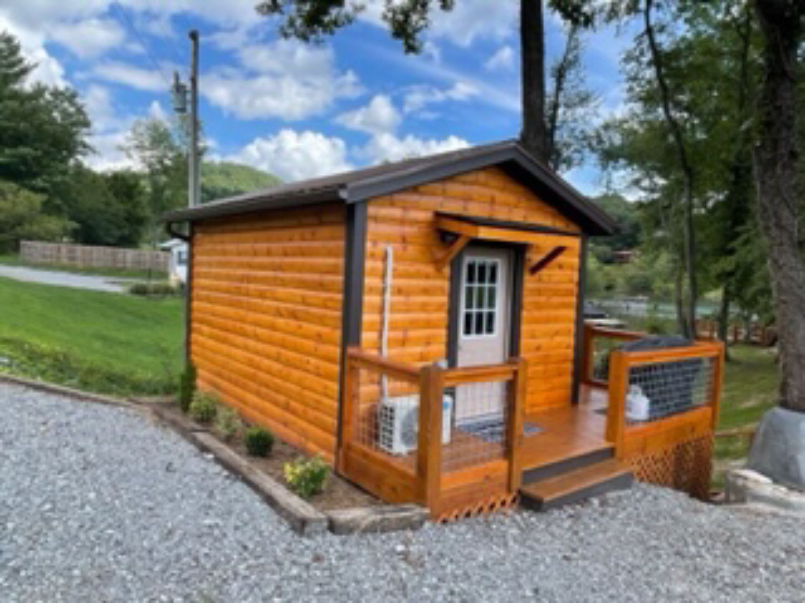 Cheerful Lake Front Tiny Home