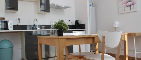 Réfrigérateur, plaque de cuisson, cafetière/bouilloire