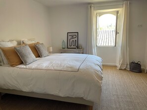 5 chambres, bureau, fer et planche à repasser, lit parapluie