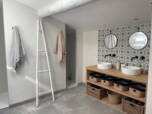 Ensemble douche/baignoire, sĂšche-cheveux, serviettes fournies, savon