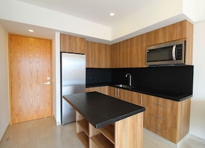 Refrigerador, microondas, parrilla de estufa y cafetera y tetera