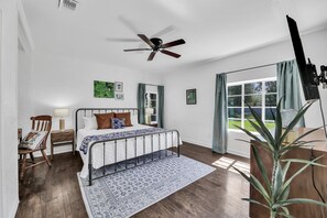 3 bedrooms, desk, iron/ironing board, free WiFi - Comfy beds, Game Room, & Clean - Worth it! (Weslaco)