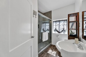 Dusche, Haartrockner, Handtücher, Seife