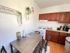 Kylskåp, mikrovågsugn, ugn och spishäll