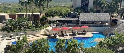 Una piscina al aire libre, una piscina climatizada