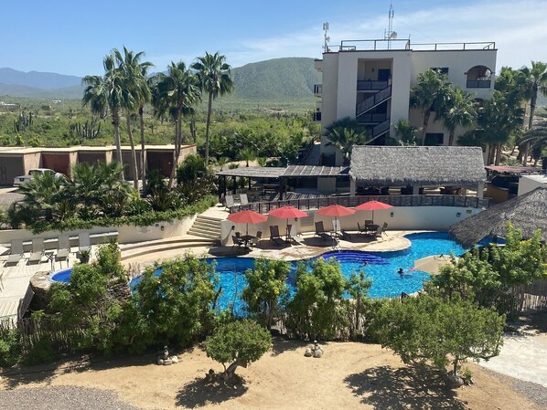 Piscina a l'aire lliure i piscina climatitzada 