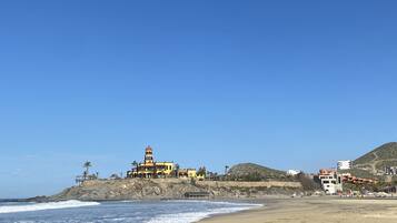 In Strandnähe, Liegestühle, Strandtücher