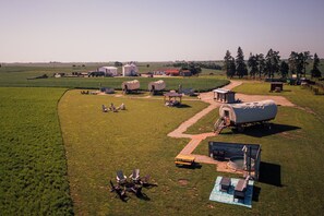 Property grounds - Pioneer's Dream~1883 Inspired~Covered Wagon~Bison~Private Bathroom~Heat and A/C (Malcom)
