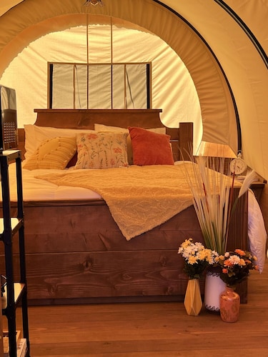 Pioneer's Dream~1883 Inspired~Covered Wagon~Bison~Private Bathroom~Heat and A/C