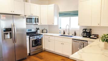 Kjøleskap, mikrobølgeovn, ovn og kokeplater