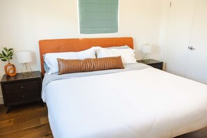 3 habitaciones, escritorio y tabla de planchar con plancha 