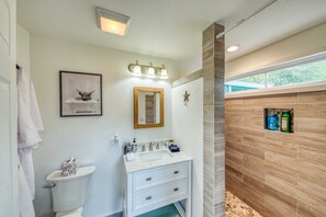 Douche, sèche-cheveux, serviettes fournies, savon