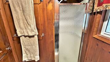 Bathtub, towels
