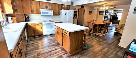 Full-size fridge, microwave, oven, stovetop