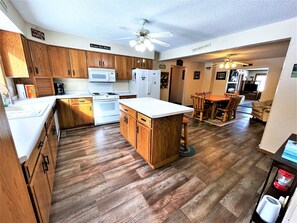 Full-size fridge, microwave, oven, stovetop