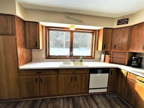 Full-size fridge, microwave, oven, stovetop