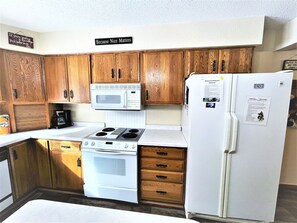 Full-size fridge, microwave, oven, stovetop